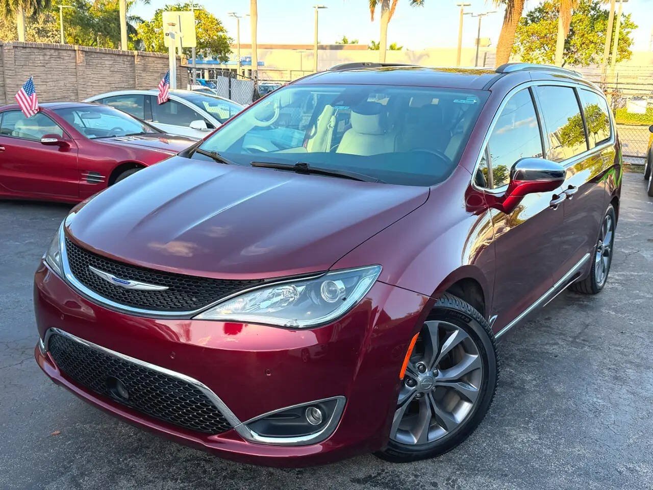 Used 2020 Chrysler Pacifica Limited w/ Tire & Wheel Group FWD image 5
