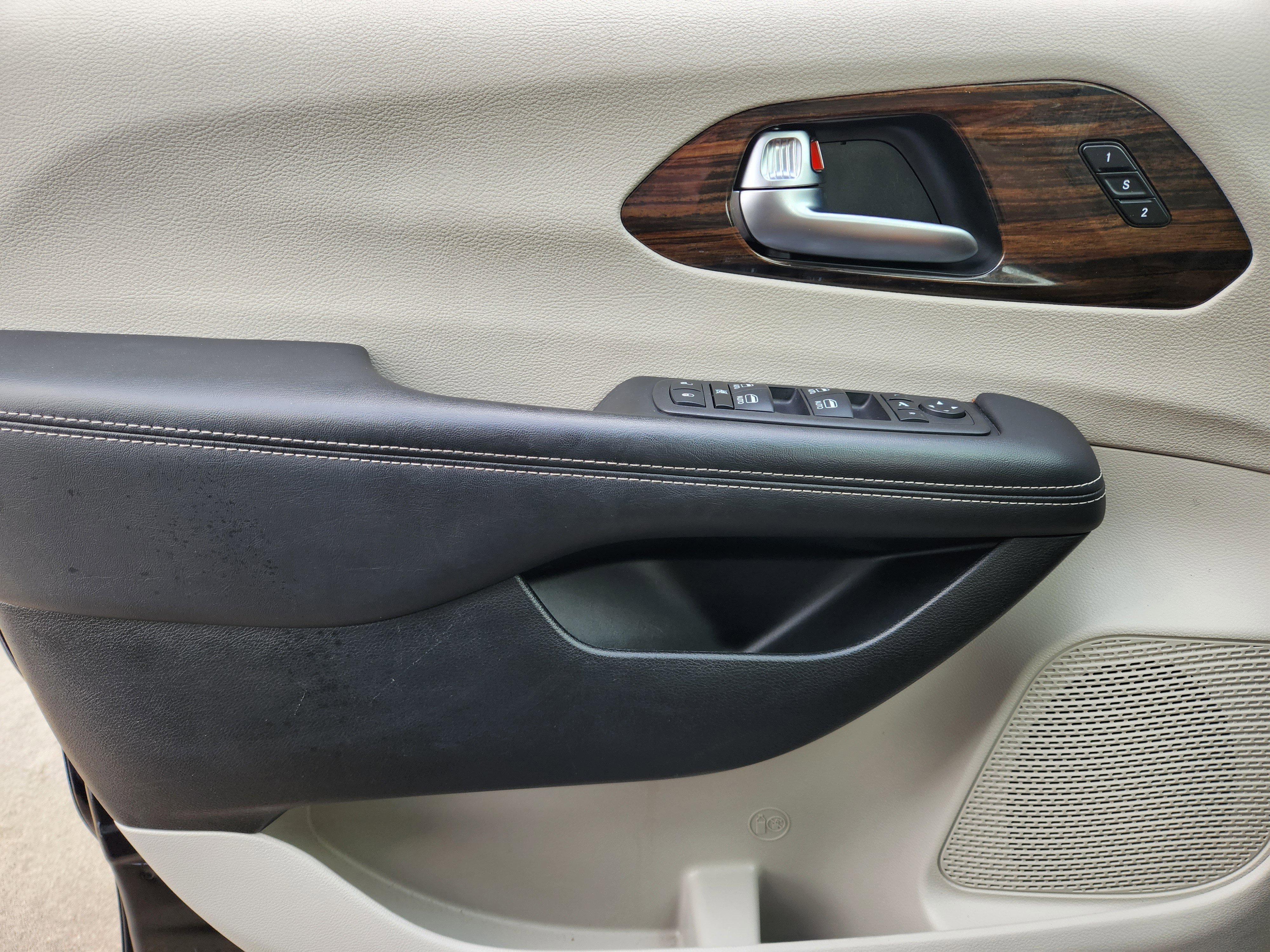 Used 2023 Chrysler Pacifica Limited FWD image 24