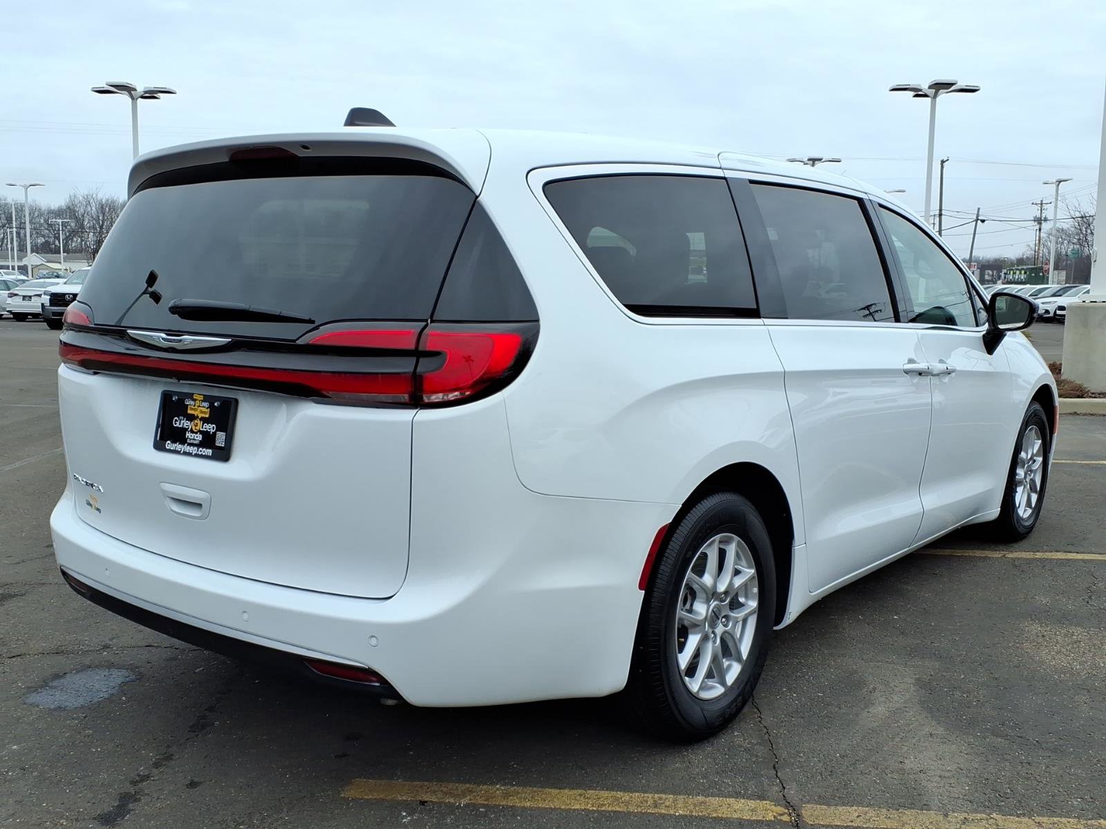 Used 2024 Chrysler Pacifica Touring-L image 11