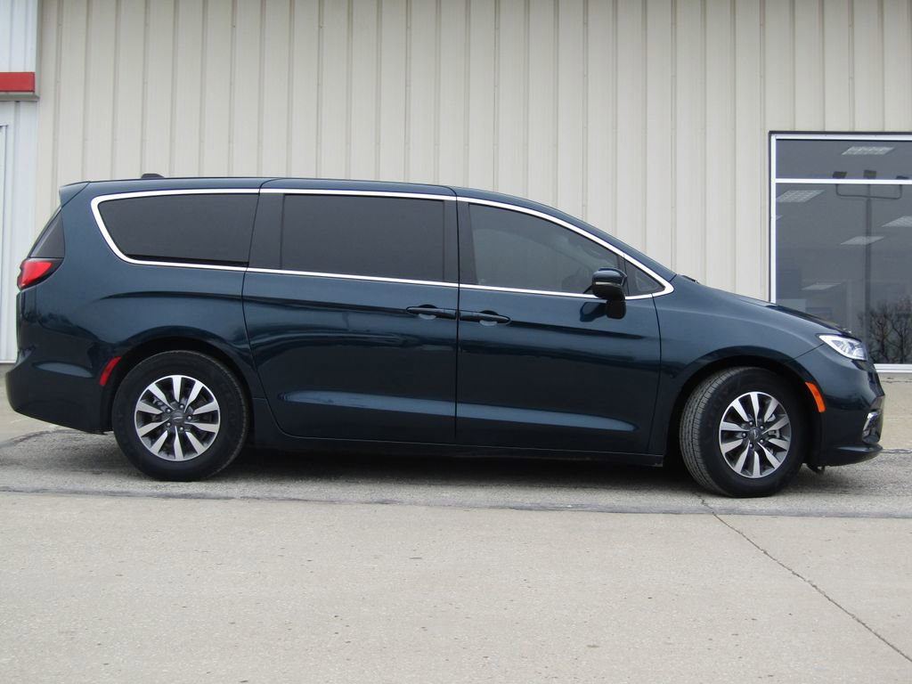 Used 2023 Chrysler Pacifica Touring-L image 2