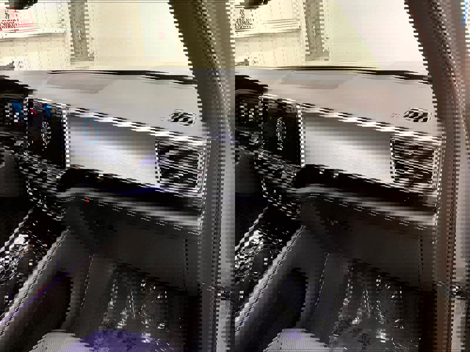 Used 2024 Volkswagen Atlas Cross Sport SE w/ Panoramic Sunroof Package image 19