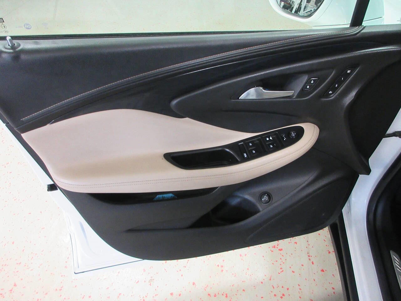 Used 2017 Buick Envision Essence AWD/4WD image 31