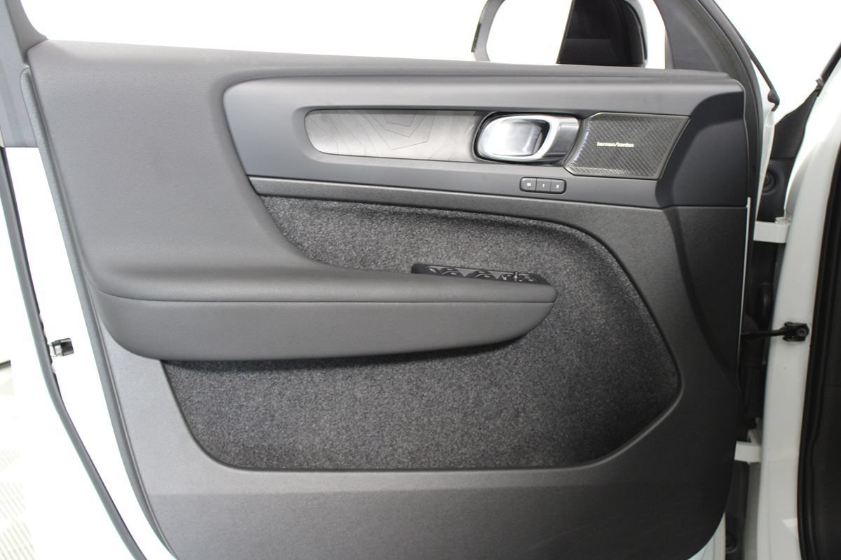 Used 2023 Volvo XC40 Recharge Ultimate AWD/4WD image 12