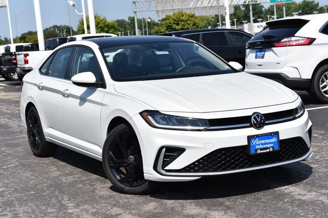 Used 2025 Volkswagen Jetta SE w/ Sunroof Package FWD image 2