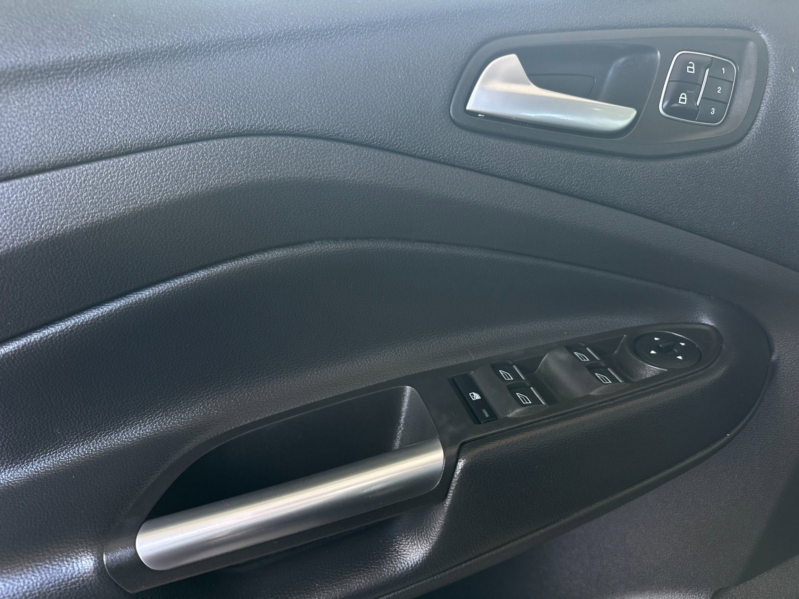 Used 2018 Ford Escape Titanium image 10