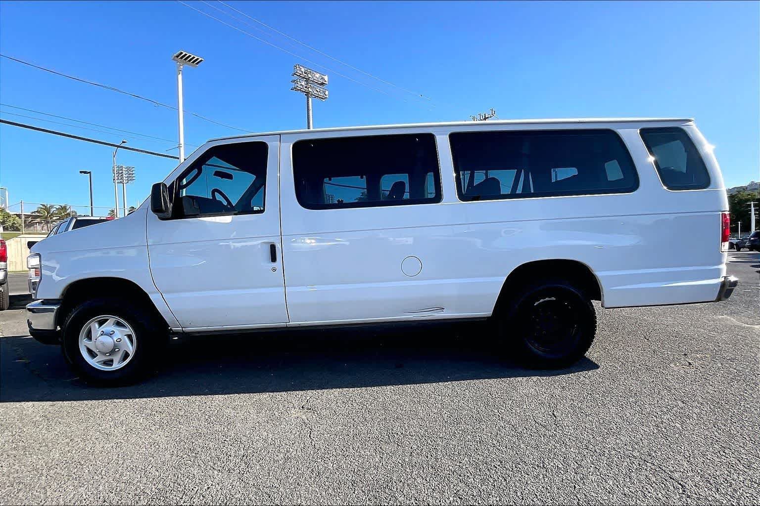 Used 2011 Ford E-350 and Econoline 350 XLT RWD image 3