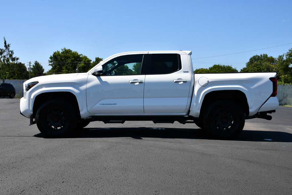 Used 2025 Toyota Tacoma SR5 AWD/4WD image 4