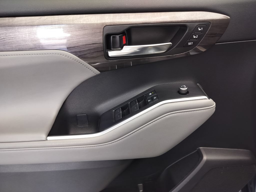 Used 2021 Toyota Highlander Platinum FWD image 7