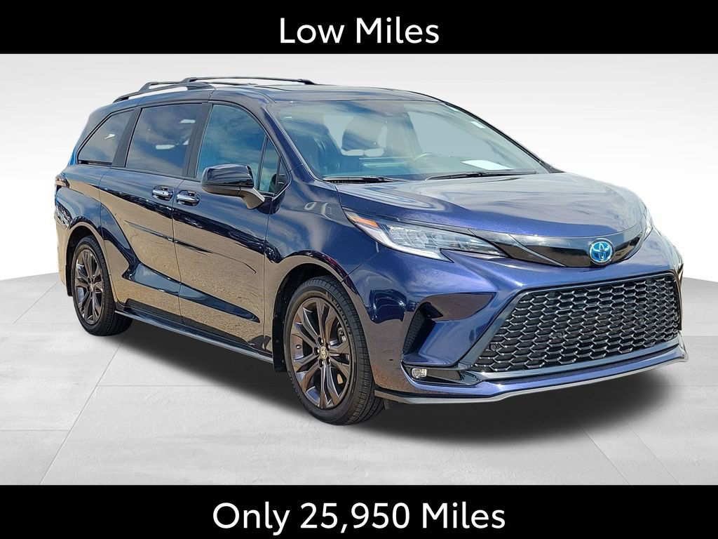 Used 2025 Toyota Sienna XSE FWD image 2