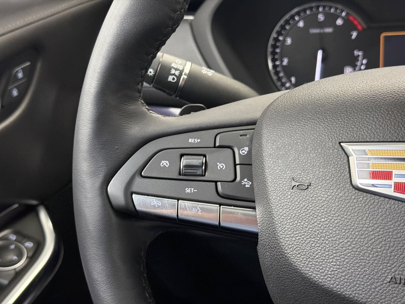Used 2022 Cadillac XT4 Luxury w/ Cold Weather Package AWD/4WD image 22