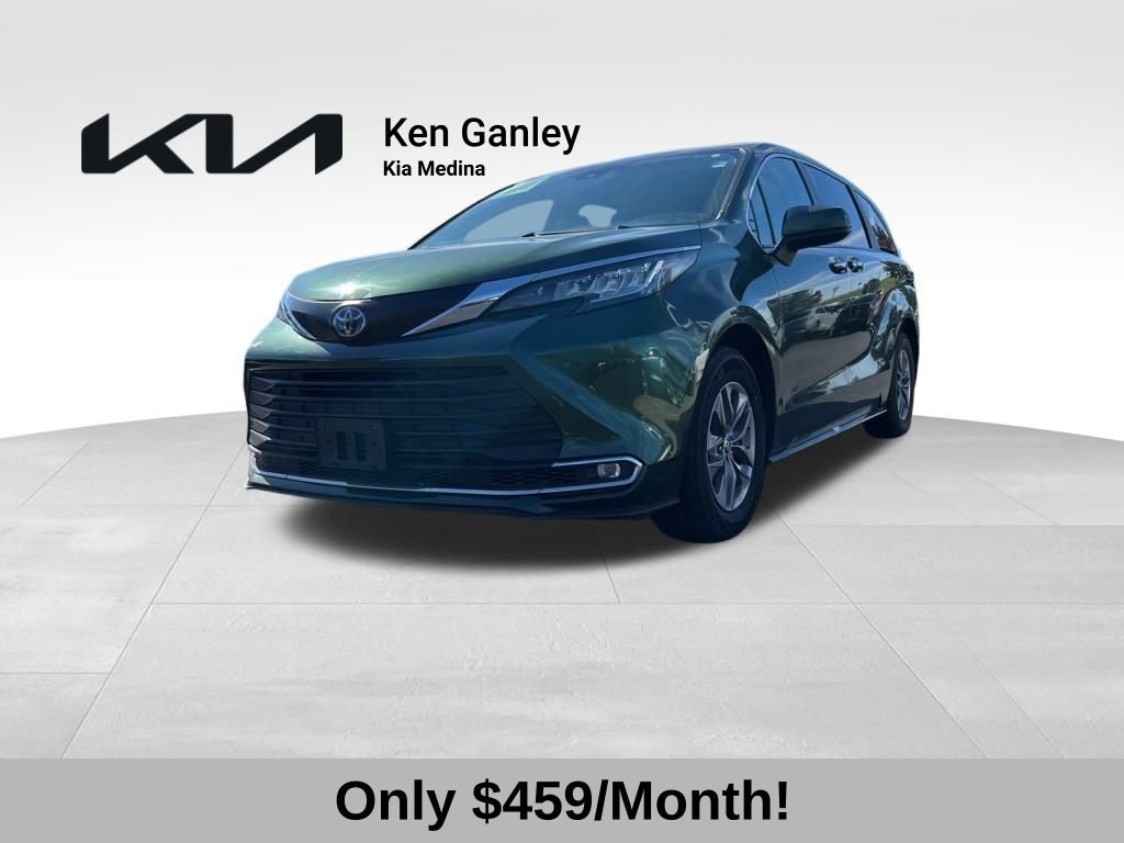 Used 2023 Toyota Sienna XLE image 1