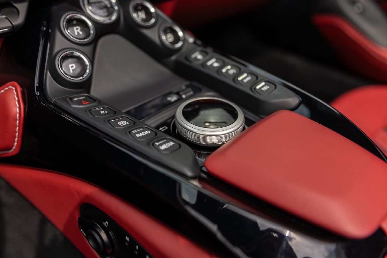 Used 2023 Aston Martin V8 Vantage Roadster RWD image 42
