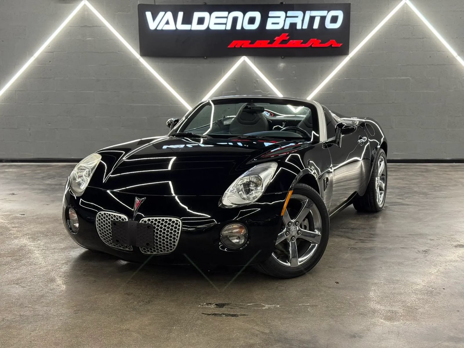 Used 2006 Pontiac Solstice Convertible w/ Premium Package RWD image 1