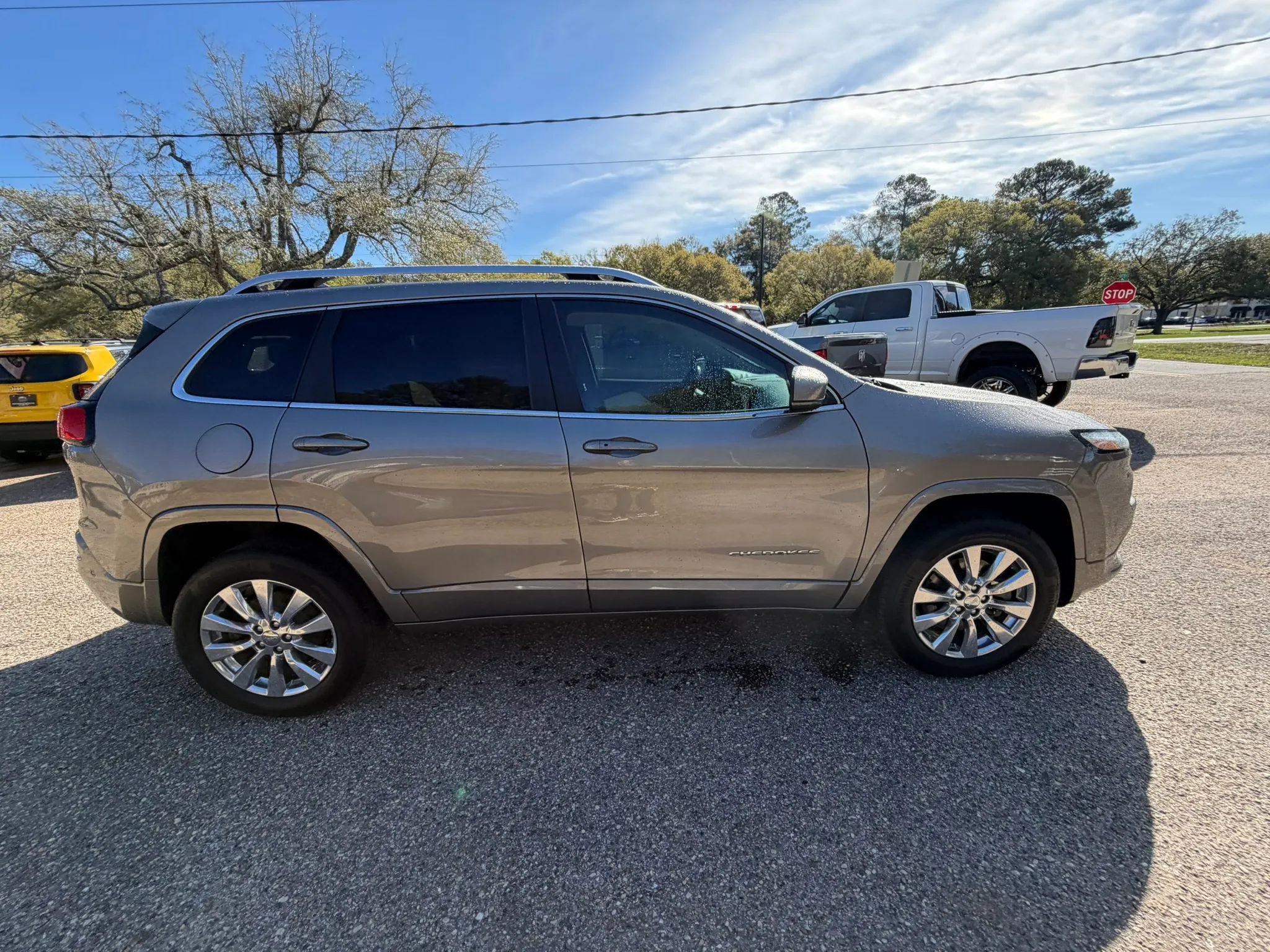 Used 2016 Jeep Cherokee Overland w/ Technology Group image 4