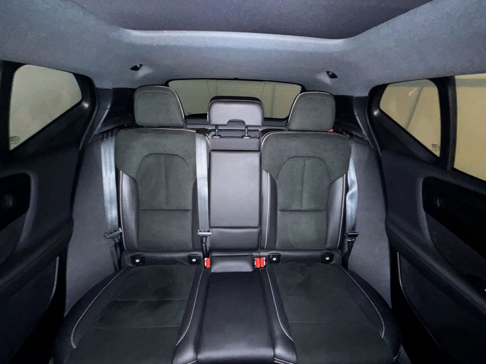 Used 2020 Volvo XC40 T5 R-Design AWD/4WD image 25