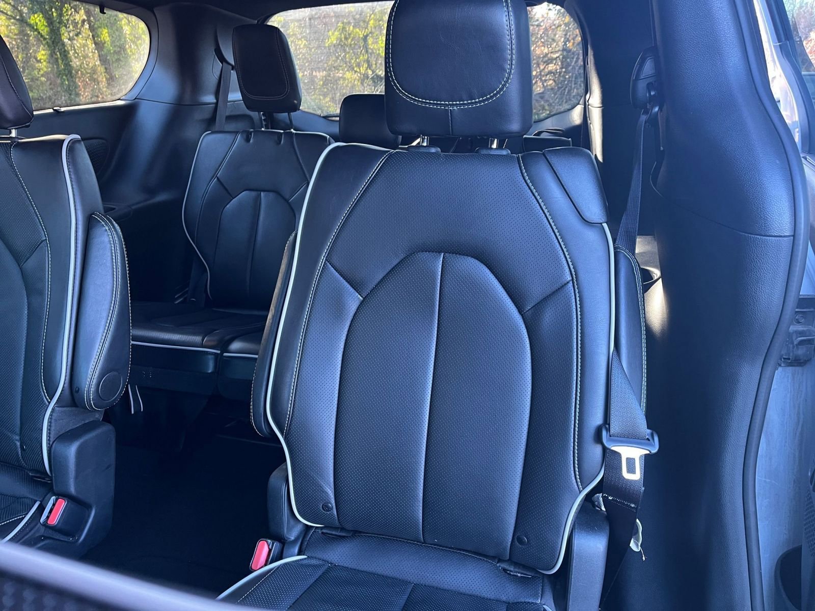 Used 2025 Chrysler Pacifica Limited image 40