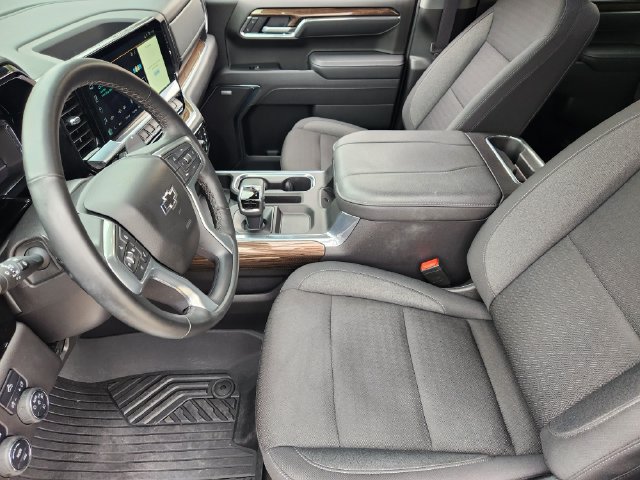 Used 2025 Chevrolet Silverado 1500 LT Trail Boss w/ Convenience Package II AWD/4WD image 4