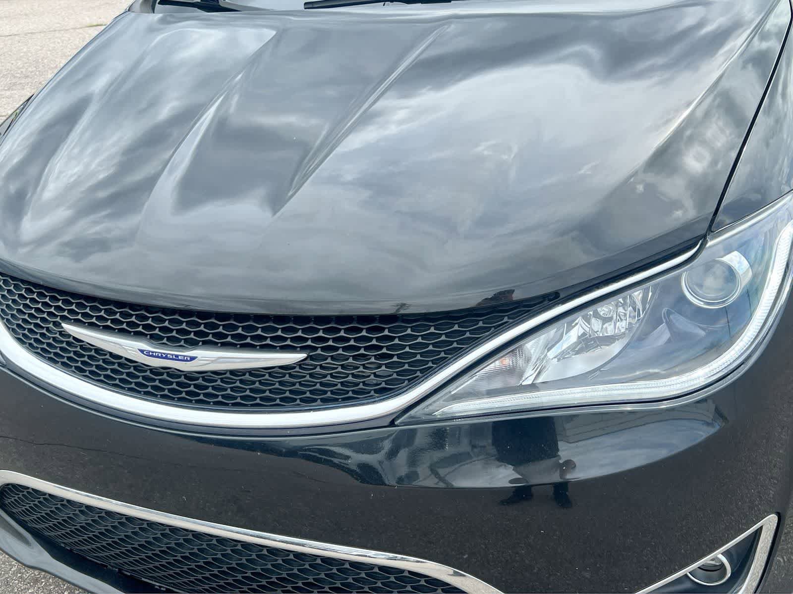 Used 2019 Chrysler Pacifica Limited w/ Tire & Wheel Group FWD image 11