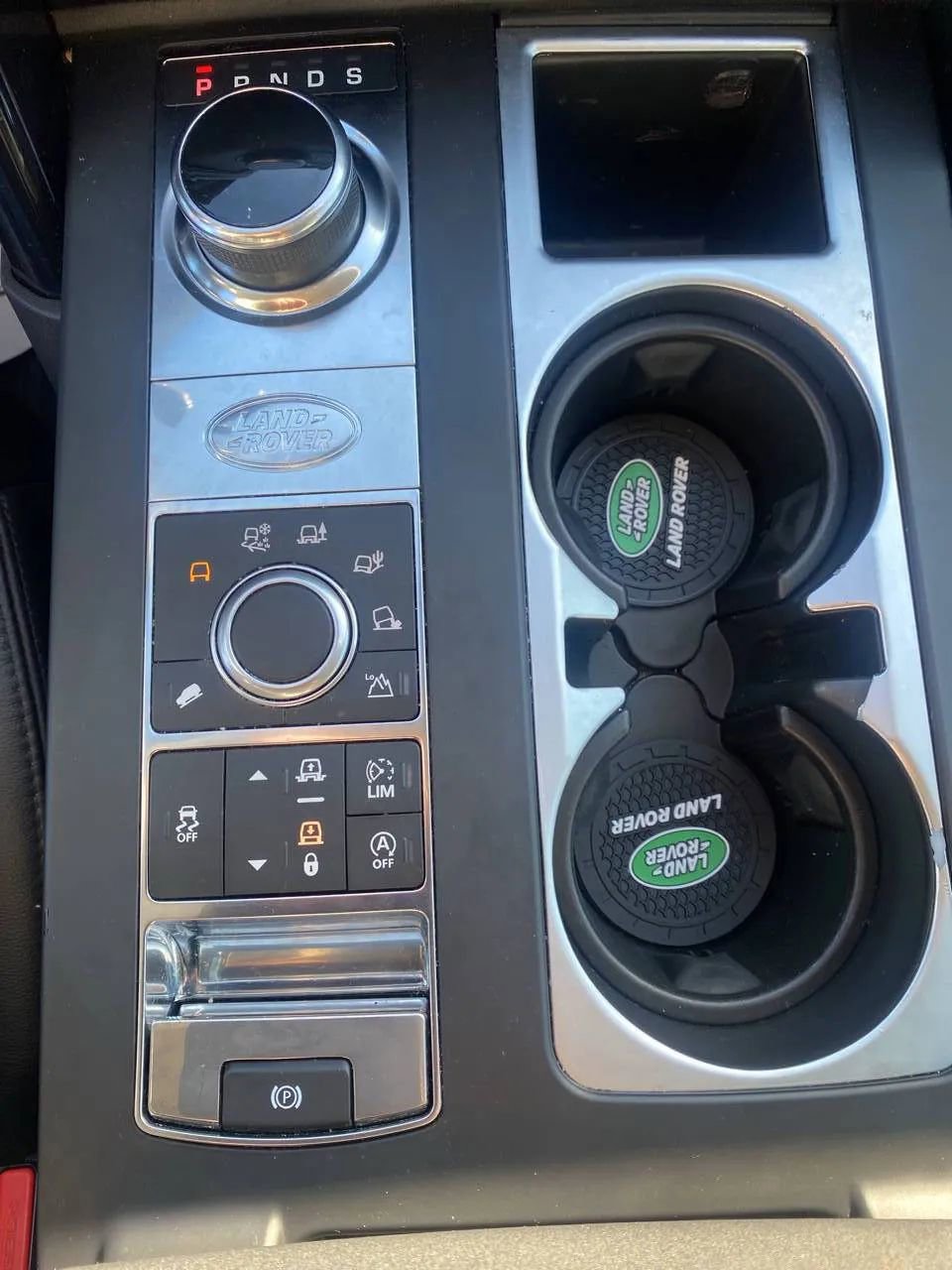 Used 2018 Land Rover Discovery SE image 16