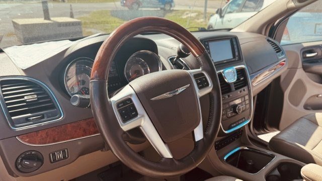Used 2012 Chrysler Town & Country Limited image 8