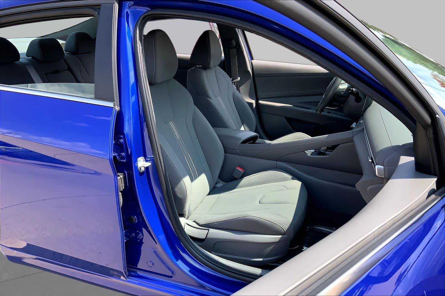 Used 2025 Hyundai Elantra SEL FWD image 9