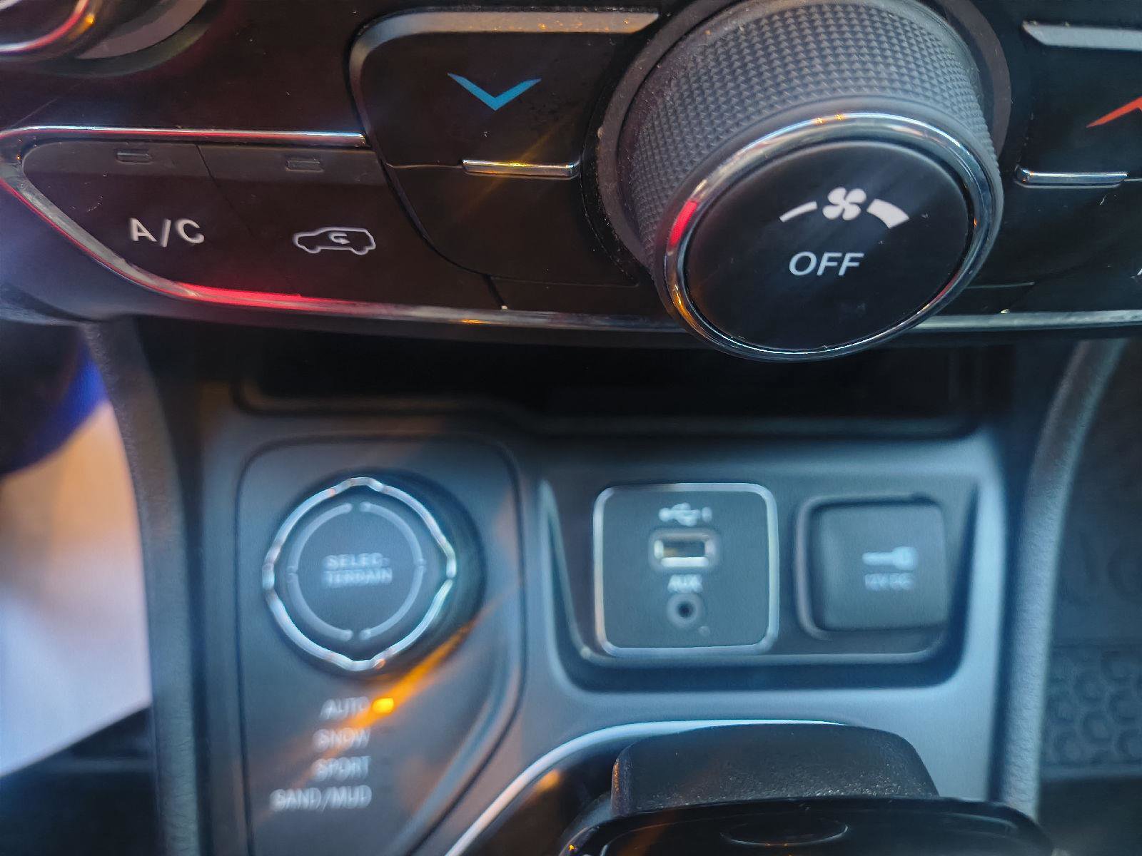 Used 2020 Jeep Cherokee Latitude Plus image 18