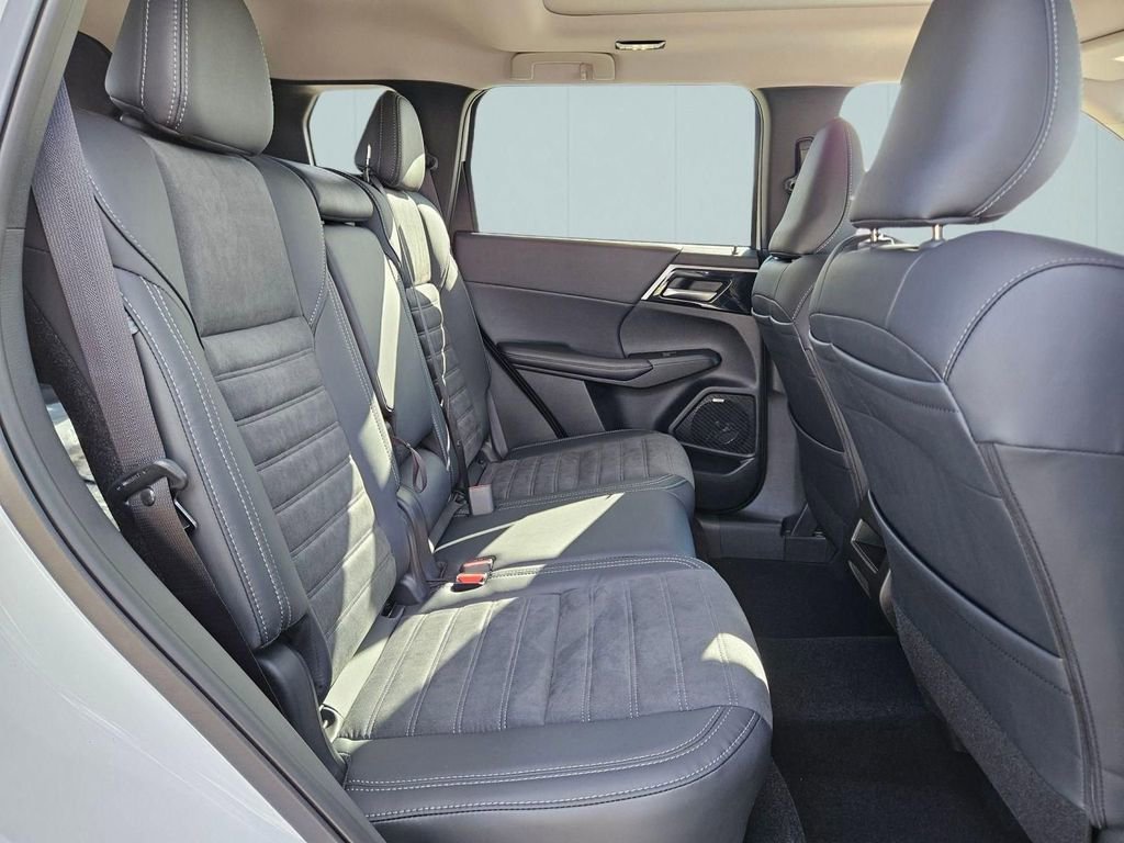 New 2025 Mitsubishi Outlander AWD image 31