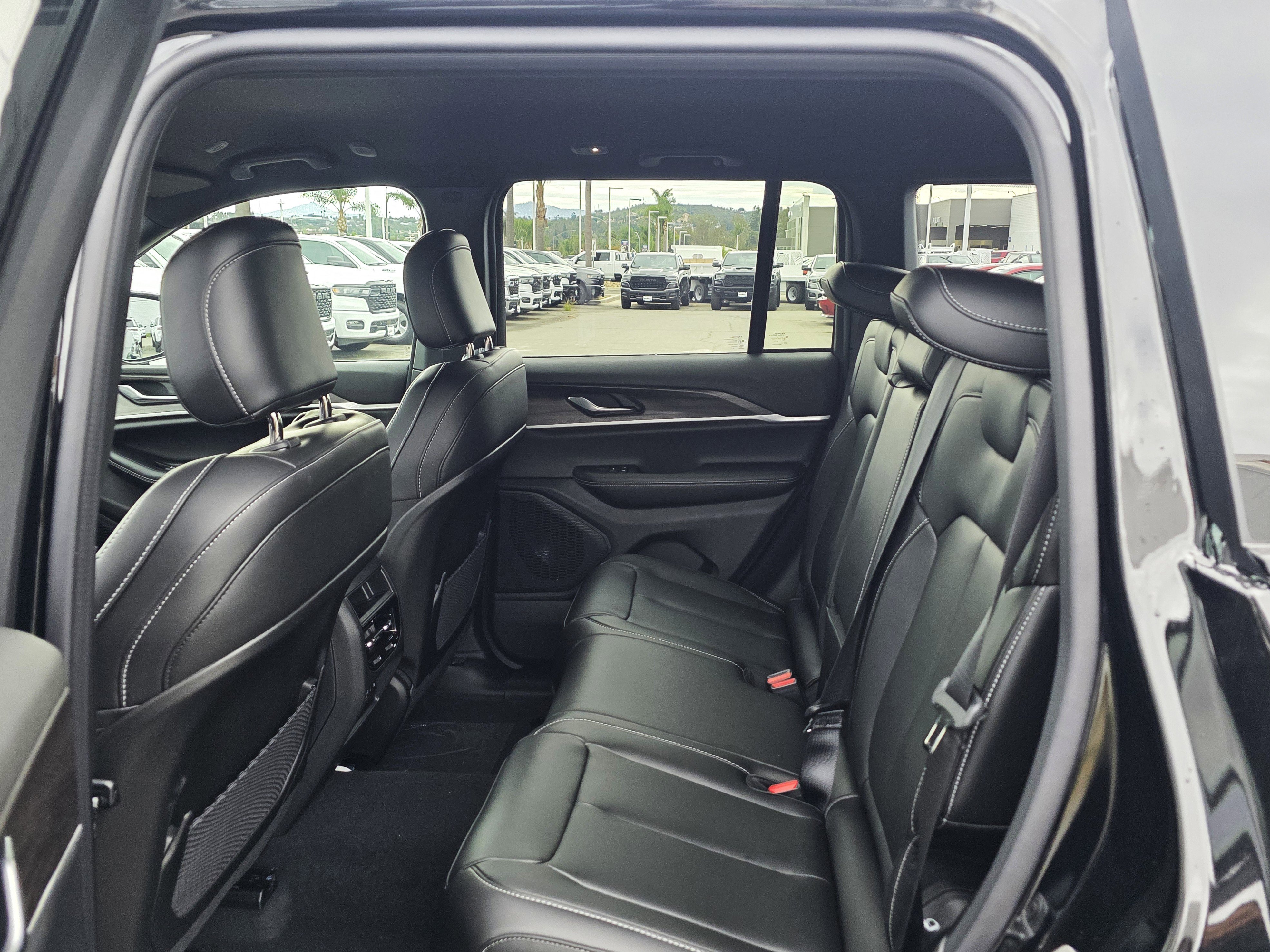 New 2025 Jeep Grand Cherokee Limited image 12