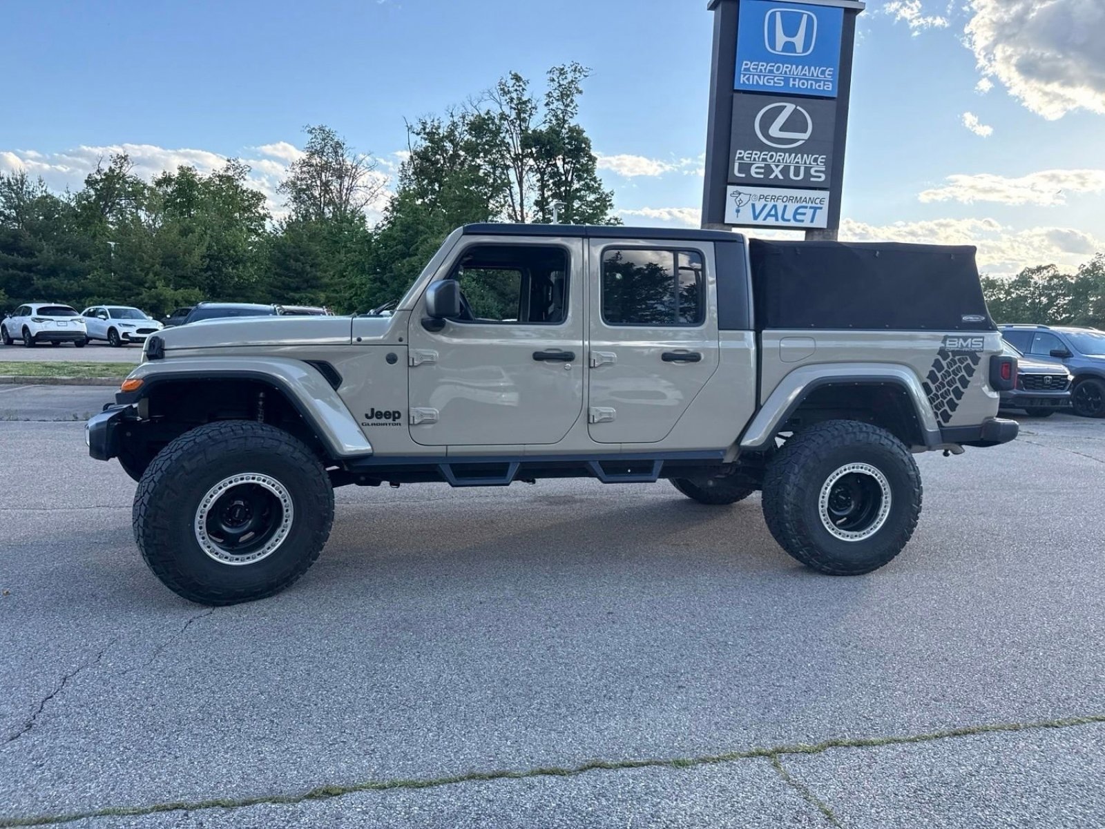 Used 2022 Jeep Gladiator Sport AWD/4WD image 6