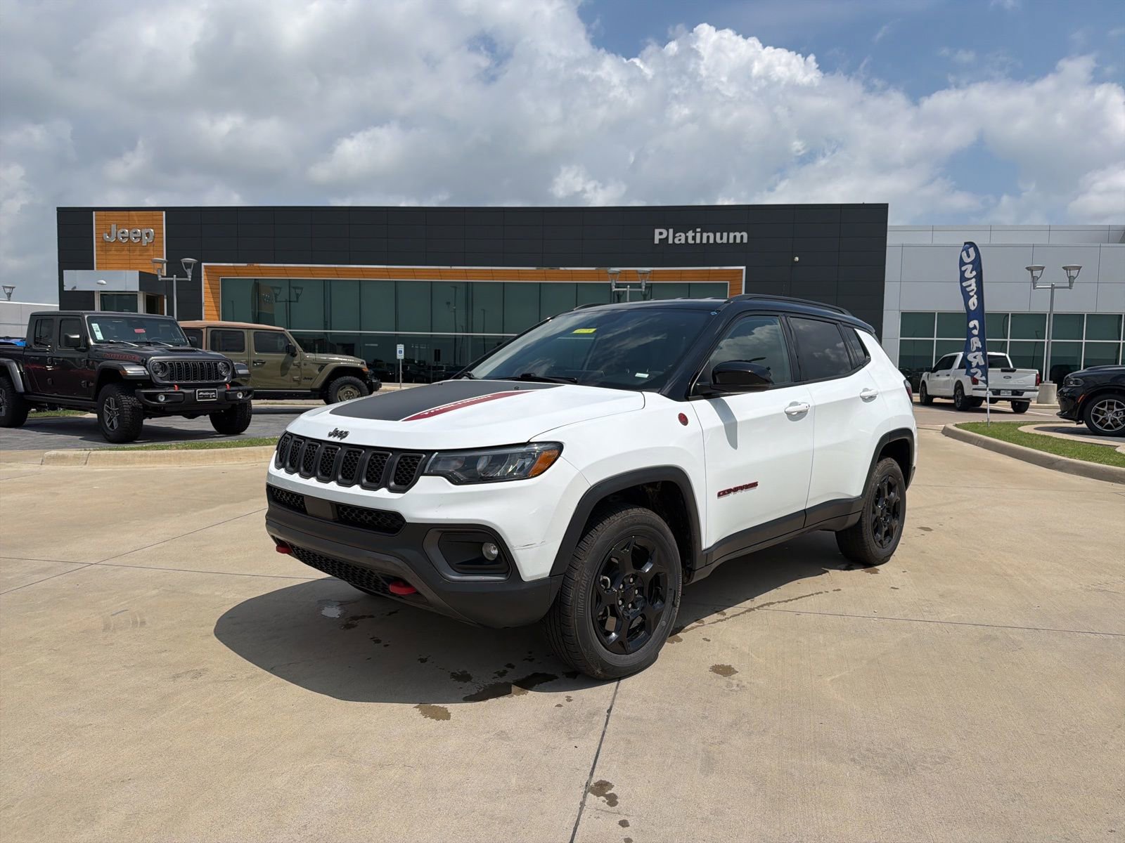 Used 2024 Jeep Compass Trailhawk AWD/4WD image 1