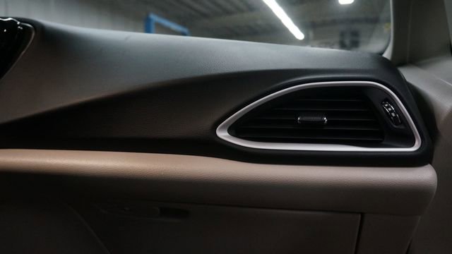 Used 2024 Chrysler Pacifica Touring-L image 55