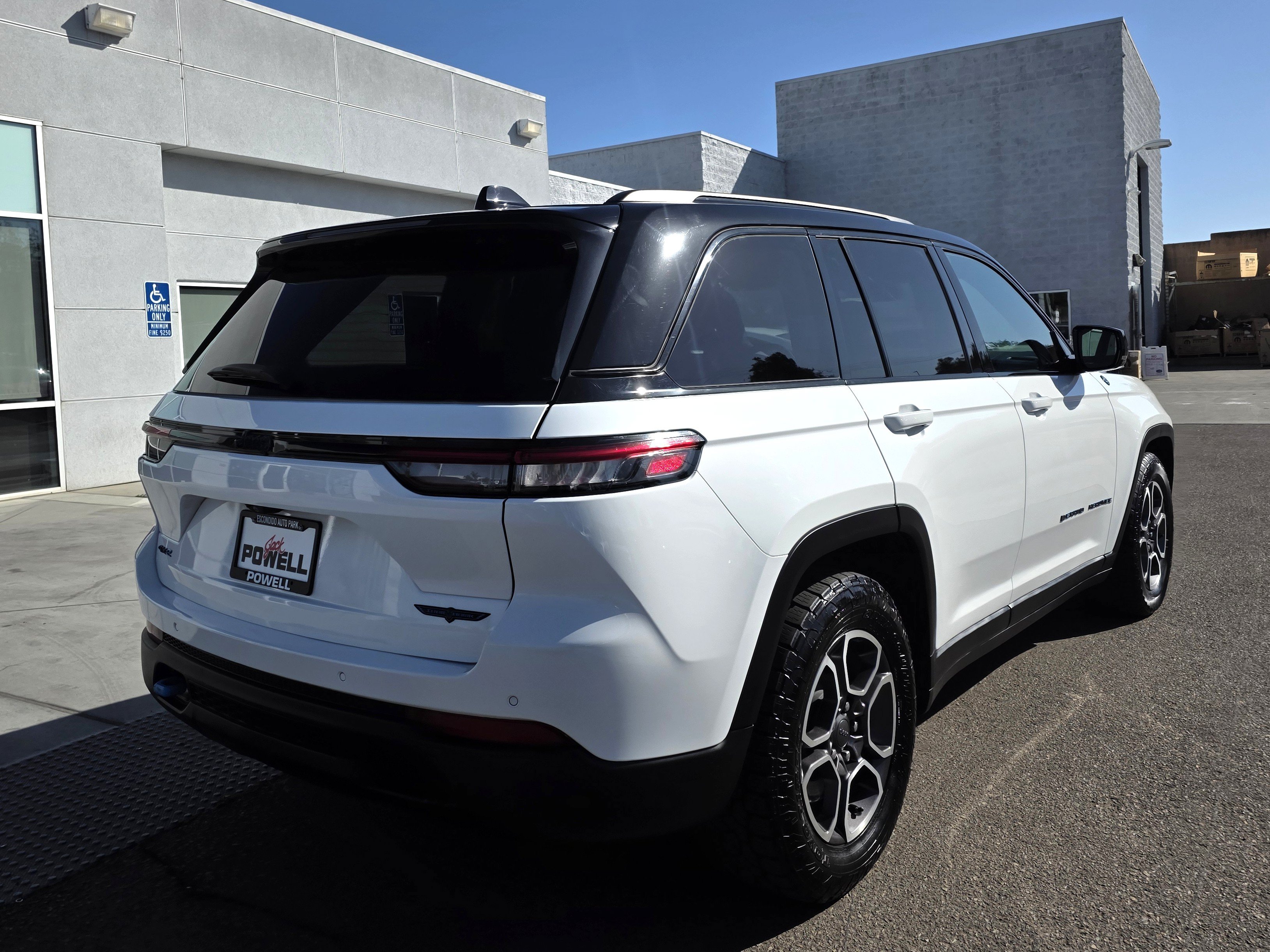 Certified 2022 Jeep Grand Cherokee Trailhawk AWD/4WD image 5
