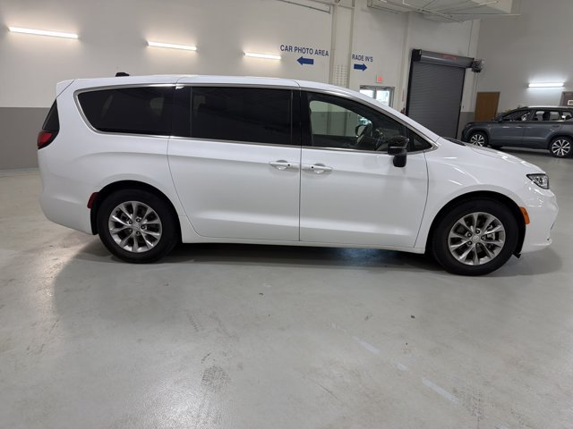 Used 2026 Chrysler Pacifica Limited FWD image 10