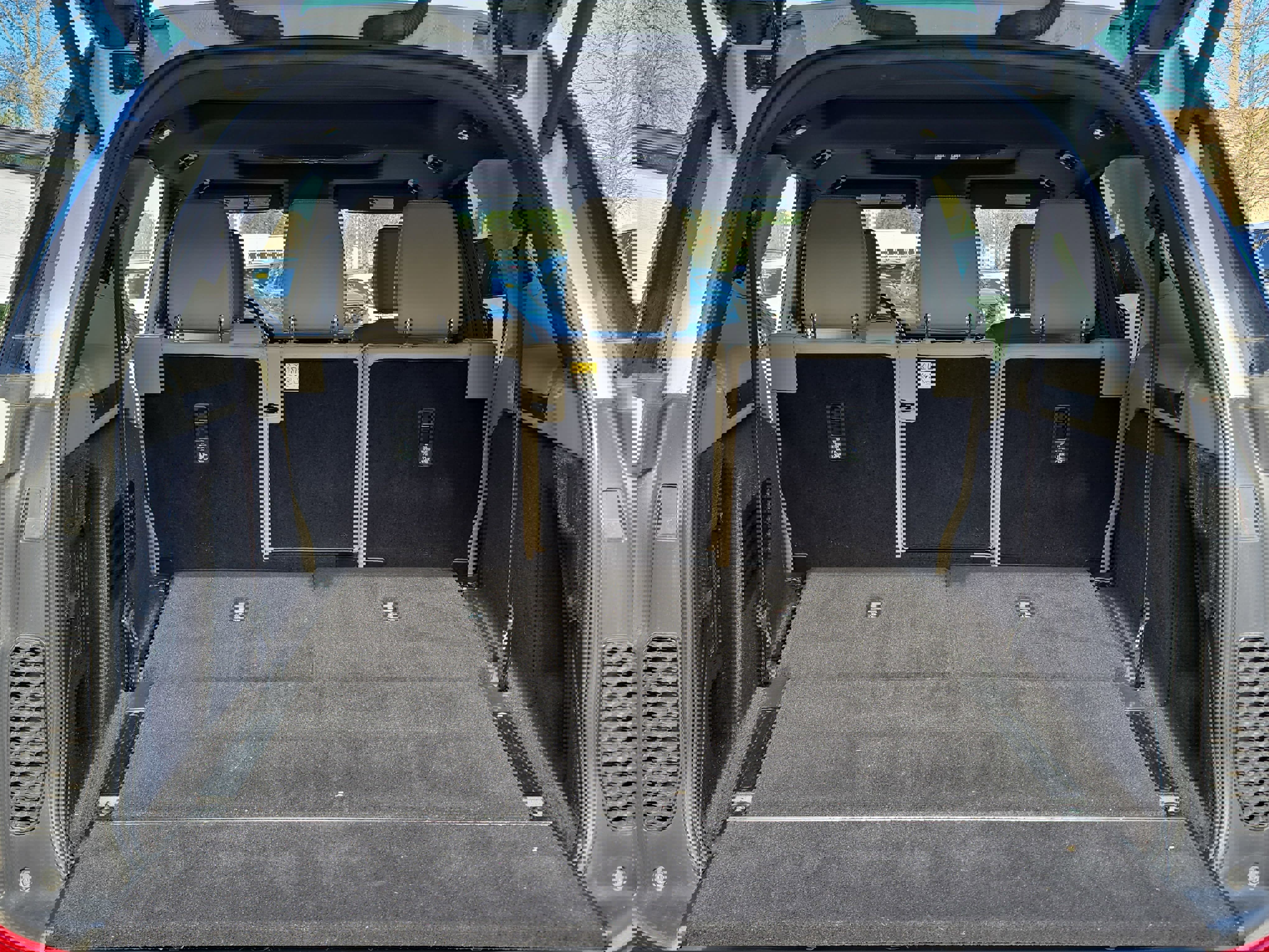 Used 2019 Land Rover Discovery HSE image 13