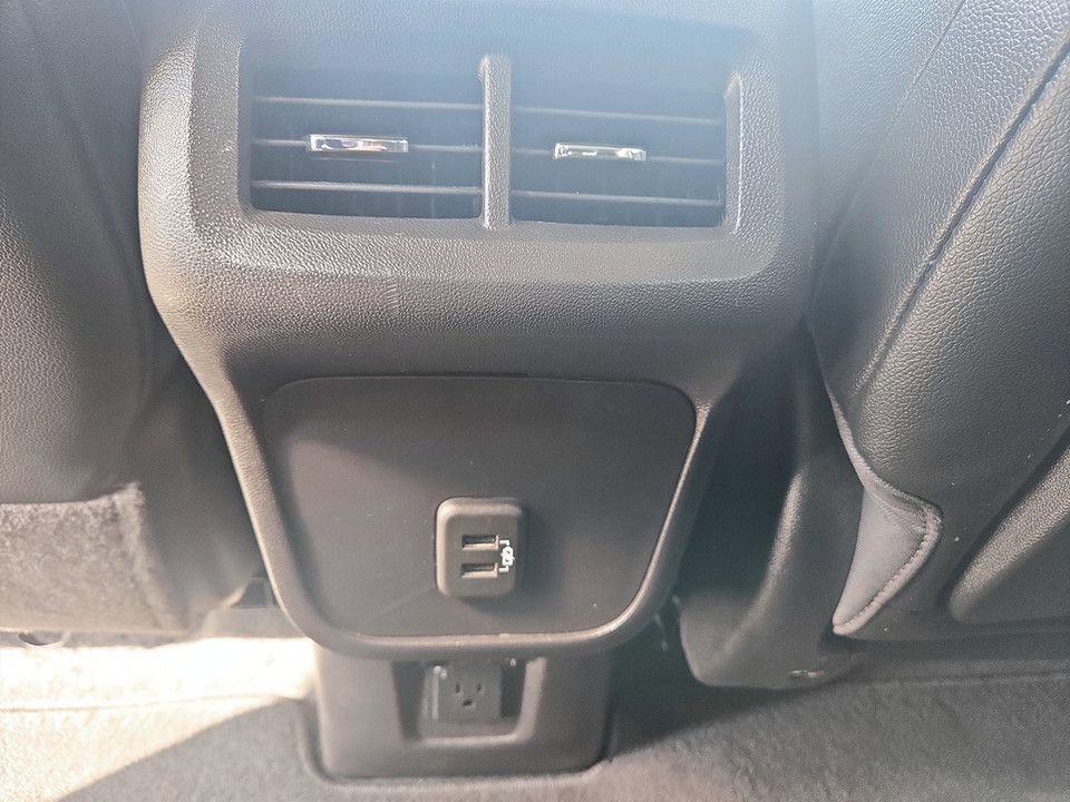 Used 2024 GMC Terrain SLT image 32