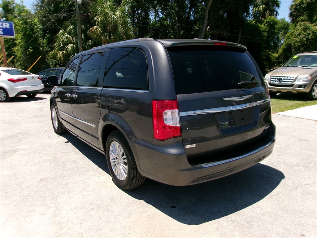 Used 2015 Chrysler Town & Country Limited FWD image 10