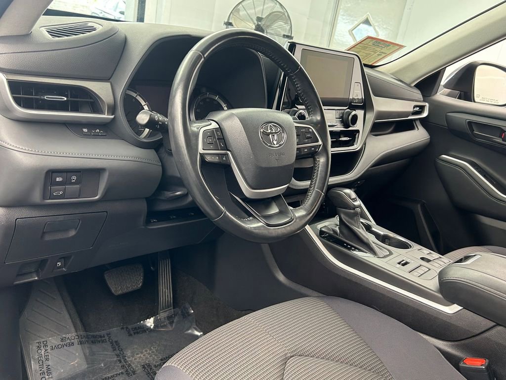 Used 2023 Toyota Highlander LE image 13