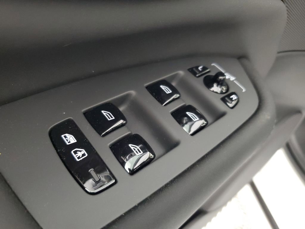 New 2026 Volvo XC90 B6 Ultra w/ Protection Package image 21