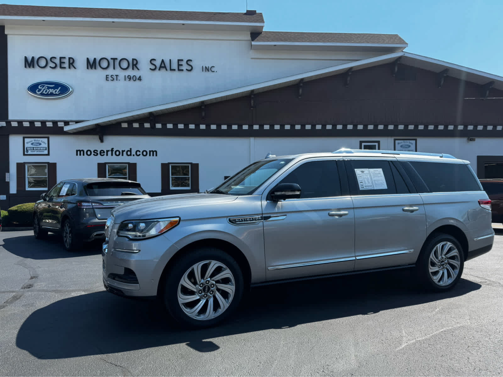 Used 2024 Lincoln Navigator L 4WD image 1