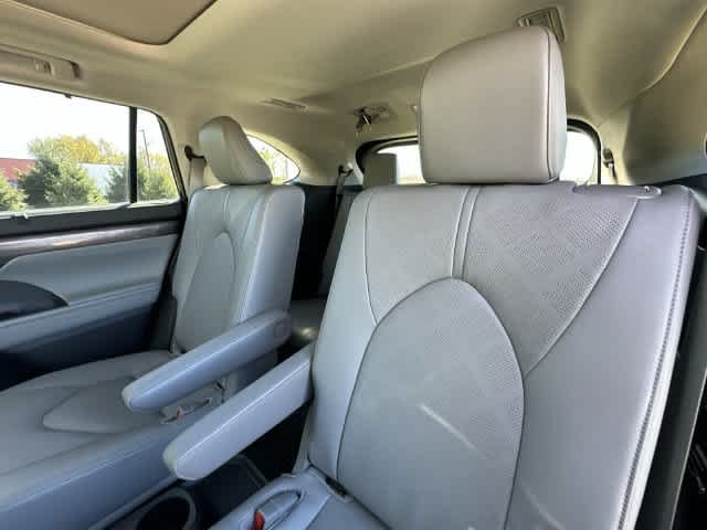 Used 2025 Toyota Highlander Platinum AWD/4WD image 16
