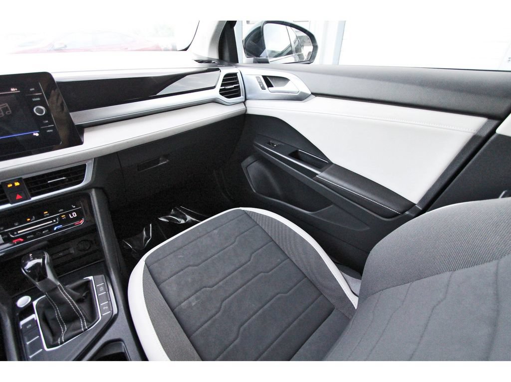 Used 2025 Volkswagen Taos SE FWD image 11