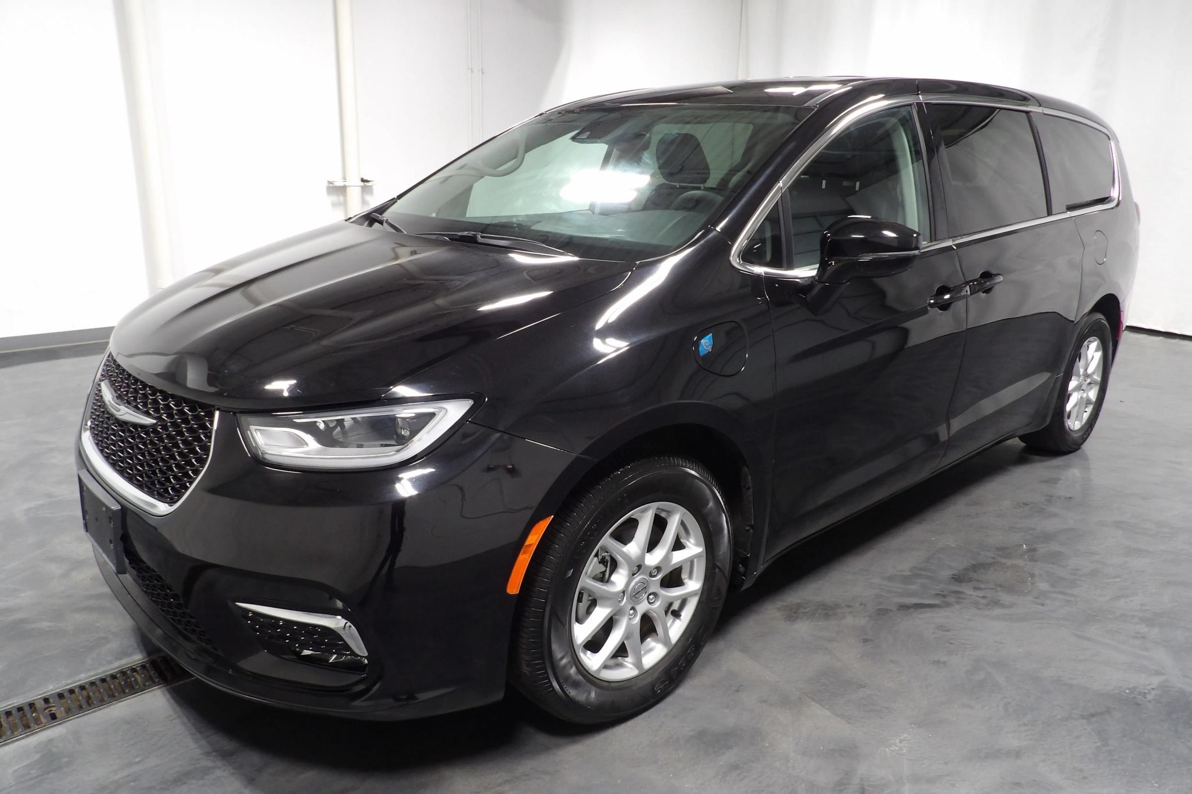 Used 2024 Chrysler Pacifica Limited FWD image 6