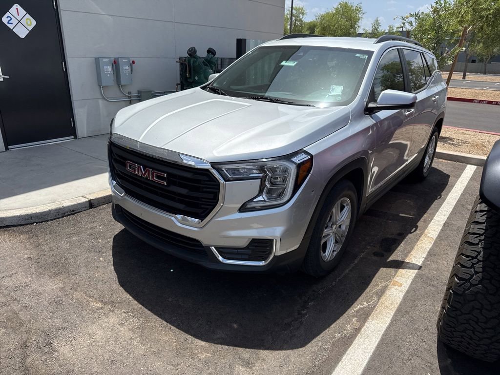 Used 2022 GMC Terrain SLE w/ Driver Convenience Package FWD image 2