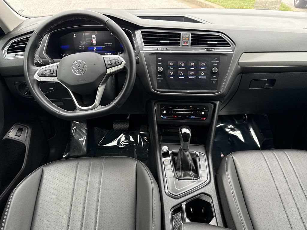 Used 2024 Volkswagen Tiguan SE FWD image 3
