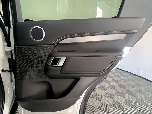 Certified 2025 Land Rover Discovery Dynamic SE image 30