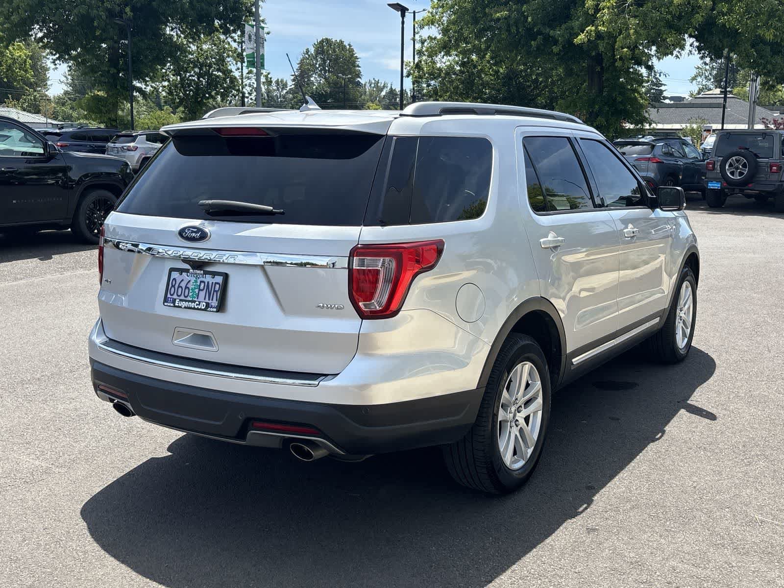 Used 2018 Ford Explorer XLT AWD/4WD image 5