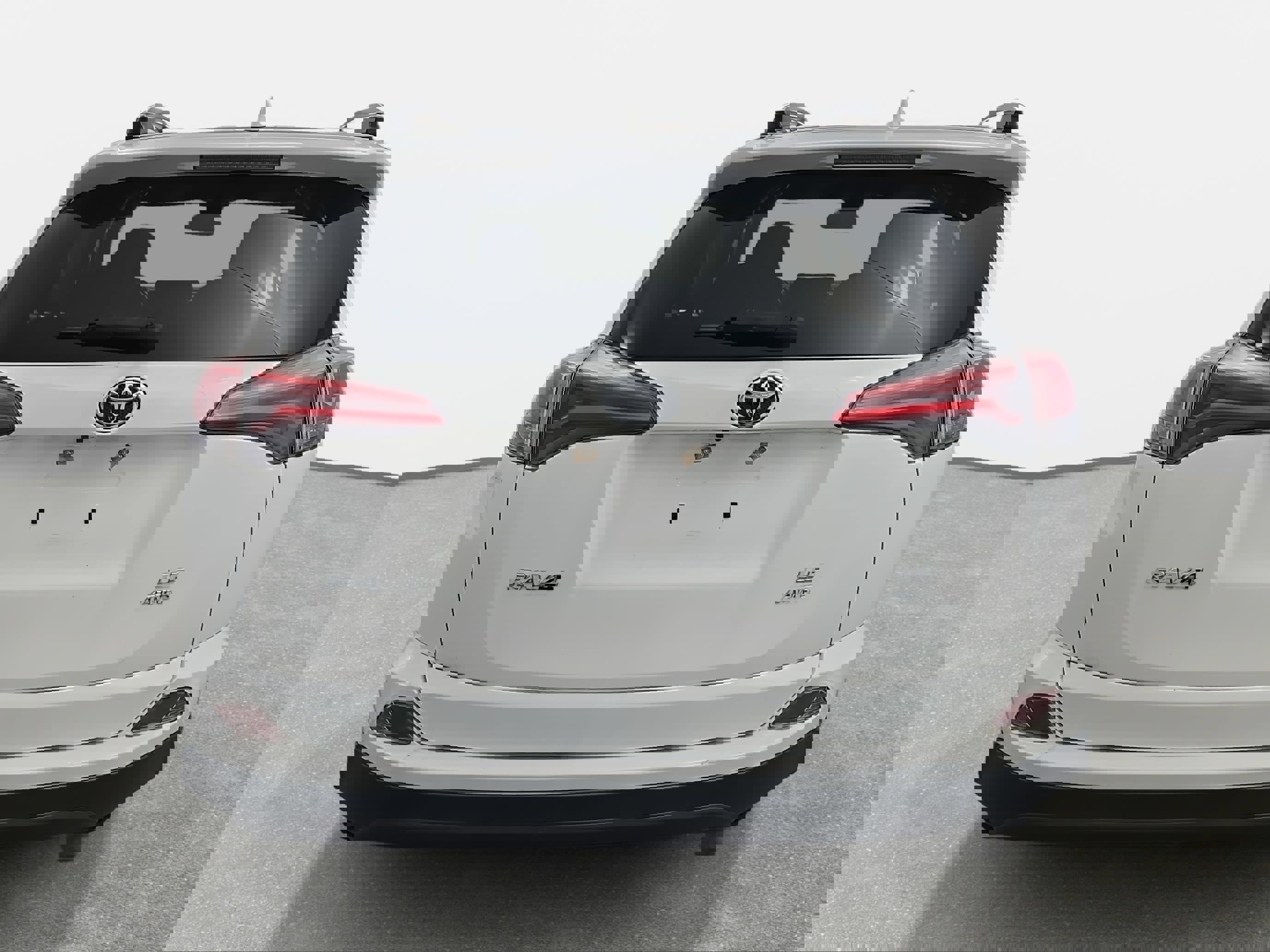 Used 2018 Toyota RAV4 LE image 6