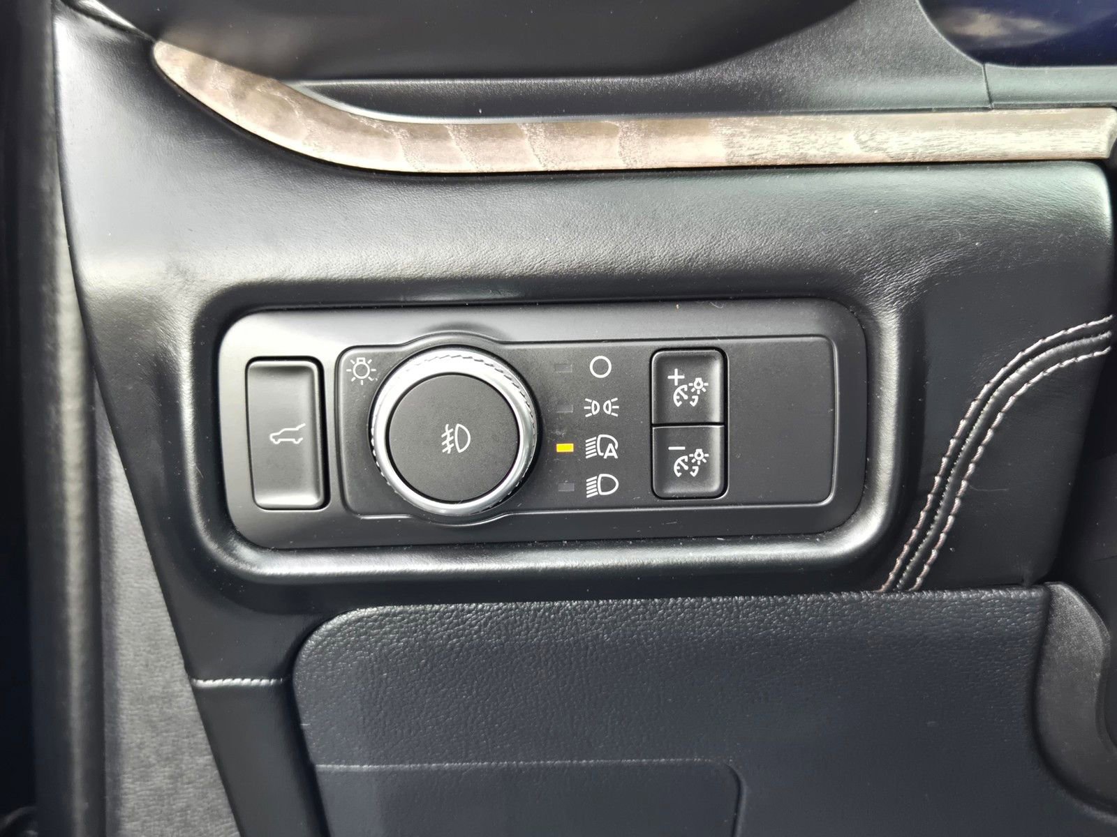 Used 2020 Ford Explorer Platinum w/ Premium Technology Package AWD/4WD image 17