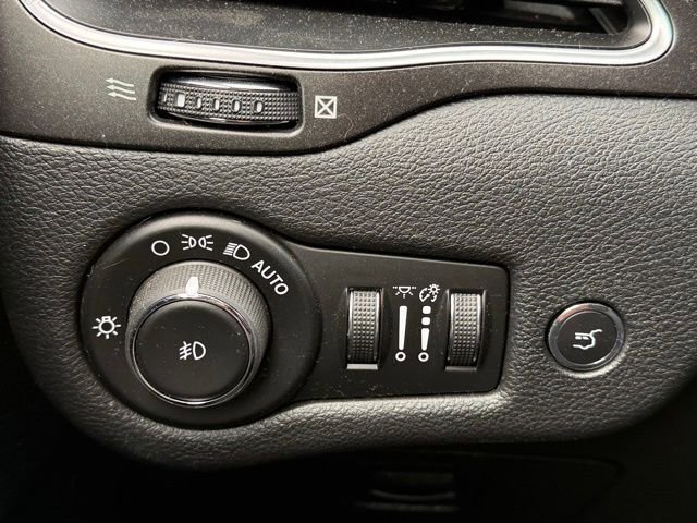 Used 2019 Jeep Cherokee Trailhawk w/ Comfort/Convenience Group AWD/4WD image 17