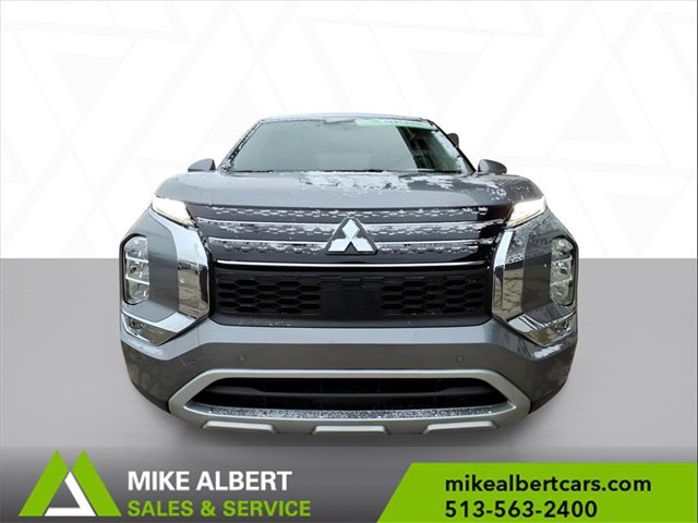 Used 2024 Mitsubishi Outlander SE image 2